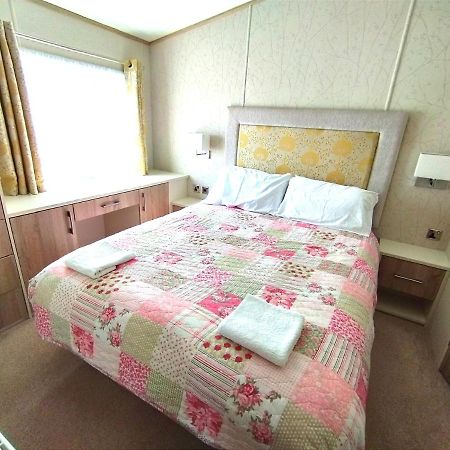 Sand Le Mere Holiday Village Caravan Hire Tunstall  Экстерьер фото